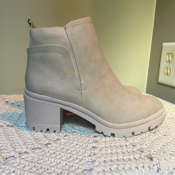 Jellypop Shoes - NWOB JELLYPOP SHELLEY Chelsea Boots Booties